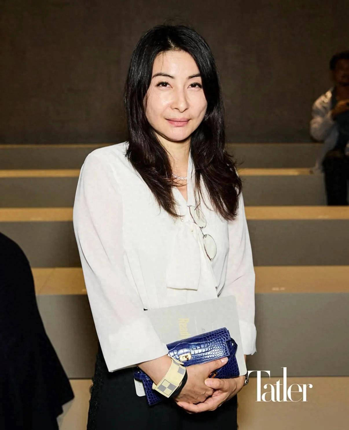 郭晶晶现身爱马仕大秀一身简约打扮知性优雅看秀时略显不自在